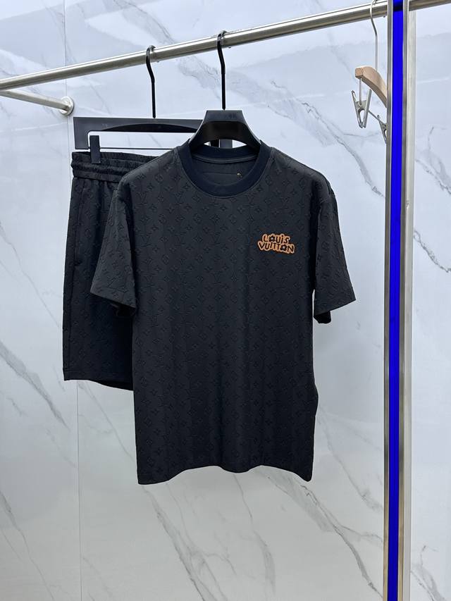 套 Lv 驴家24Ss夏季新品！-Lou*S潮男时尚休闲圆领短袖短裤套装，纯色满身暗纹提花面料，轻薄款时尚休闲套装，轻薄纯棉面料。最新力推款套装，宽松落肩的款式