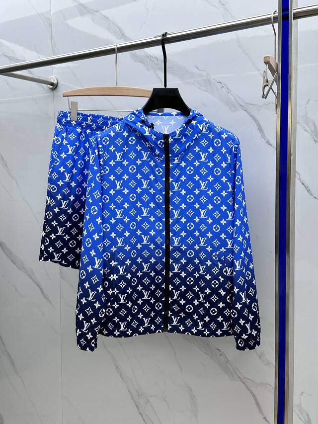 整套 Lv 驴2024春夏新品 时尚连帽防晒服短裤套装100%聚酯纤维面料客供进口呢龙材质,质感超级轻柔,上身轻盈无负担,无束缚,原版五金装饰辅料，核心户外防紫