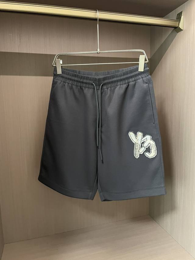 Y-3爆款1974新品 专柜有售 实体店已极品松紧带休闲短裤专柜原版1:1好货，适合各个年龄段。市场最高版本的欧洲进口面料。舒适柔软亲肤，上身效果超级棒时尚百搭