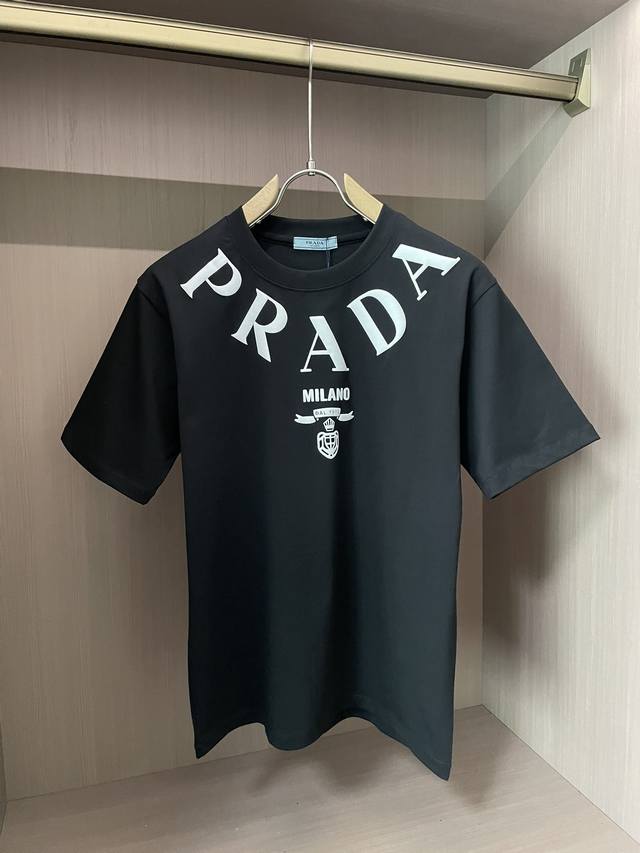 Prad 2024春夏款 官网同步 面料采用纯棉精梳棉面料，上身效果宽松休闲，宽松版型，三标齐全 ，男女同款 尺码 M-3Xl