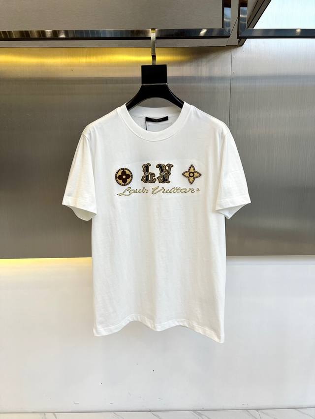 Lv、2024春夏新款刺绣标识装饰短袖t恤。客供进口 %全棉材质制成，面料手感丝滑柔软，透气亲肤性极佳，着身无比的舒适，整体质感相当之高！衣身胸前标志性徽标lo