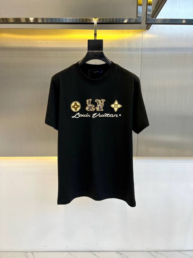 Lv、2024春夏新款刺绣标识装饰短袖t恤。客供进口 %全棉材质制成，面料手感丝滑柔软，透气亲肤性极佳，着身无比的舒适，整体质感相当之高！衣身胸前标志性徽标lo