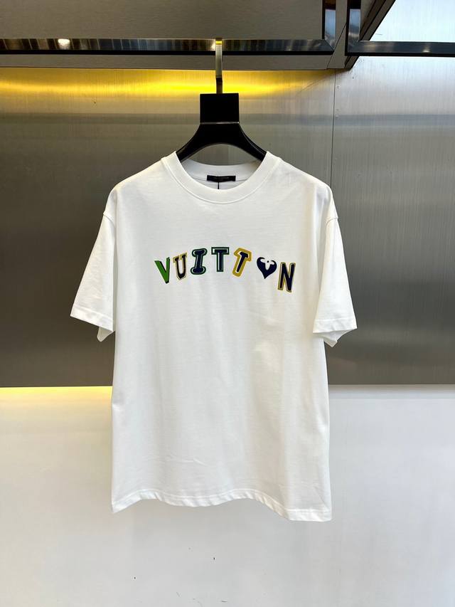 Lv、2024春夏全新系列单品上线，非常时髦前卫的一款男女同款短袖t恤，醒目的logo图案彩块印花修饰！区别于以往的不同，宣示品牌传承多年的设计理念！其吸睛度完