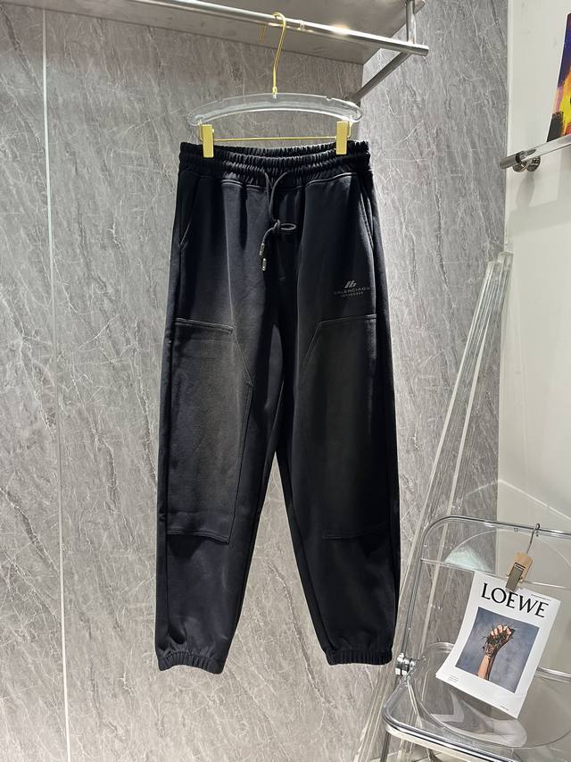 Balenciaga 2024秋季新品！巴黎世家新款长裤 拼接设计和经典立体logo 超级好看，成品做了洗水喷马骝工艺，满满细节感。宽松版型，男女同款，可做情侣