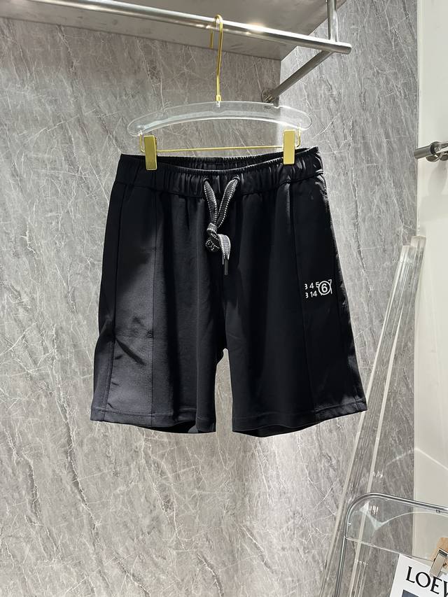 Maison Margiela Mm6 2024春夏新品！经典四角标logo刺绣采用350G纯棉毛圈面料，拼接非常有设计感，宽松版型非常显气质，时尚又潮流，超级