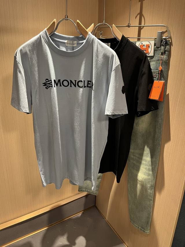 Moncler蒙家 2024春夏男士最新的贸易订单短袖t恤，全品相！！网红款！采用logo图案压胶设计！上身舒适透气，不僵硬，整体有着丰富的立体感，品质出口订单