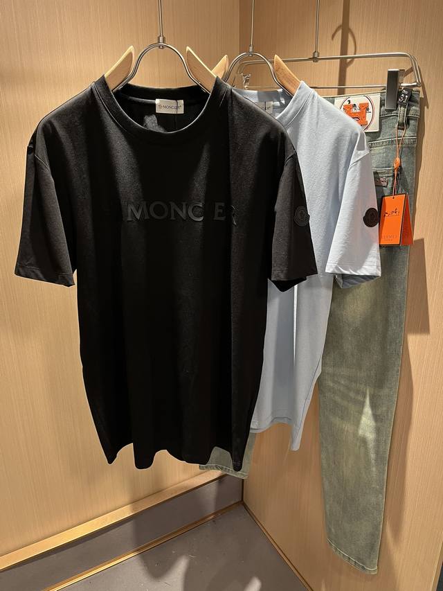 Moncler蒙家 2024春夏男士最新的贸易订单短袖t恤，全品相！！网红款！采用logo图案压胶设计！上身舒适透气，不僵硬，整体有着丰富的立体感，品质出口订单