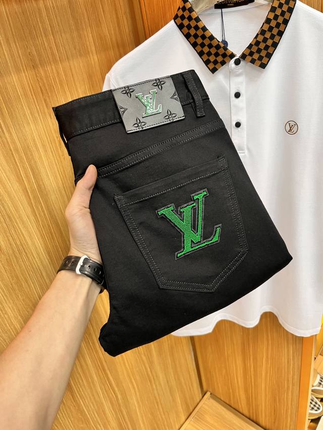 Lv 2024年春夏最新品牛仔裤出入专卖店无压力 专柜热销款 品味与价值共享 身穿着非常舒适 低调不失奢华 穿出去非常有档次,裤型款式和裁剪亦无需多言 上身精致