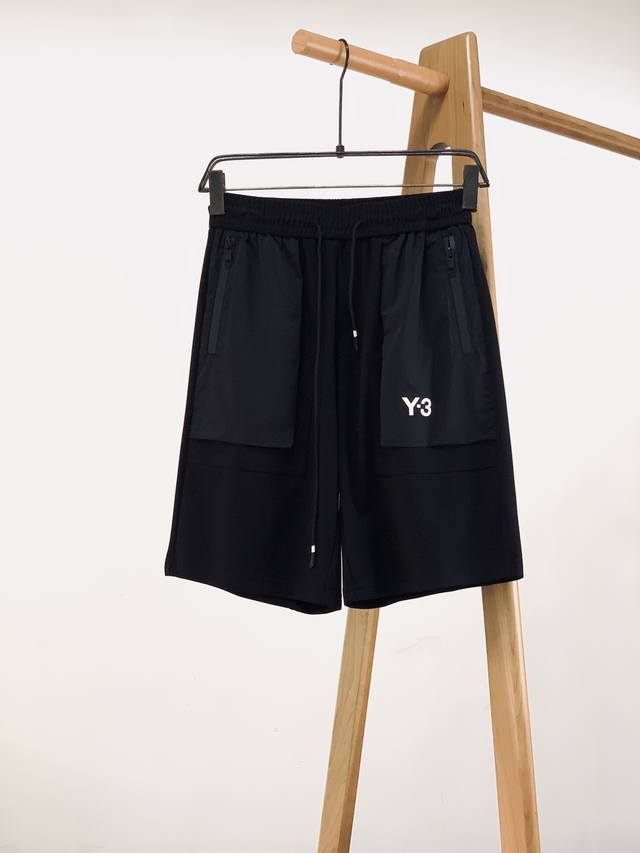 Y-3 山本耀司 2024Ss春夏新品 运动休闲工装短裤，双层针织，定制的面料，客供五金辅料～夏季不可缺少的必备单品，在日常穿搭中，即休闲又舒适。成衣有型又舒适