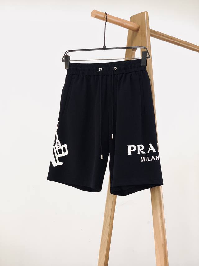 Prada 普拉达 2024Ss春夏新品 男款休闲短裤，面料为王，版型取胜，宽窄正好的裤管+恰到好处的长度，裤口截止在膝盖上一点点，不长不短刚刚好，上身利落有型