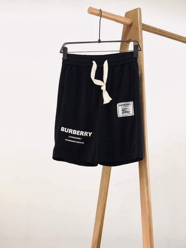 Burberry 巴宝莉 2024Ss春夏新品 时尚休闲短裤，Bur粉闭眼入～经典浮雕字母ò设计，让整件衣服浑然一体。客供面料采用定制版布，配上白色抽绳让短裤更