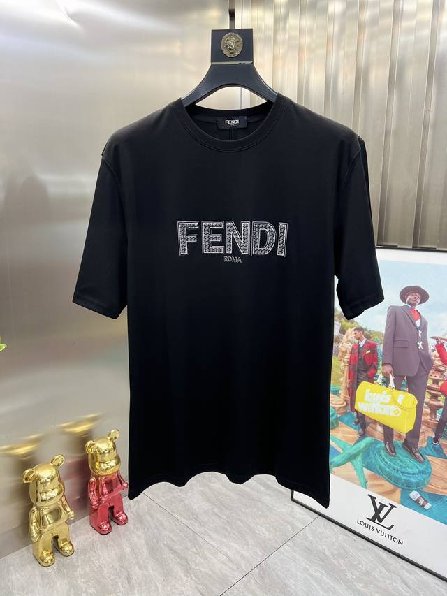 Fendi 芬迪 2024年春夏新品上新 三标齐全 圆领短袖t恤 好货不用过多介绍 看细节 专柜码数：M-Xxxl 175 建议l