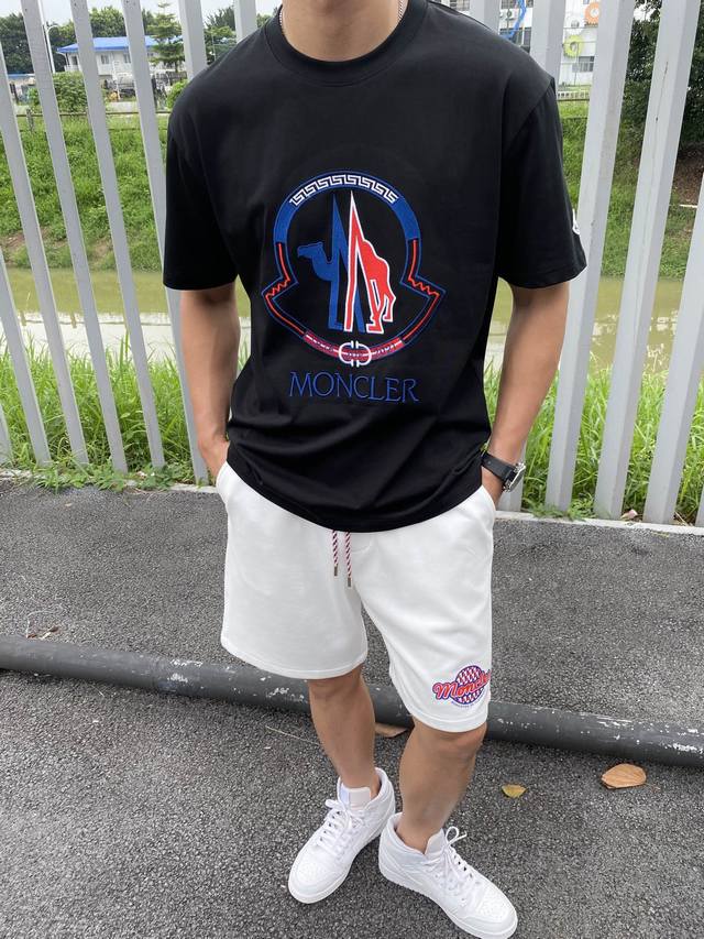 蒙口夏季新款短袖 T 恤来咯！胸前大 Logo 刺绣太帅啦！宽松休闲的版型加上优质双纱棉面料，舒适又透气！ 颜色：黑、白 码数：Xs-L