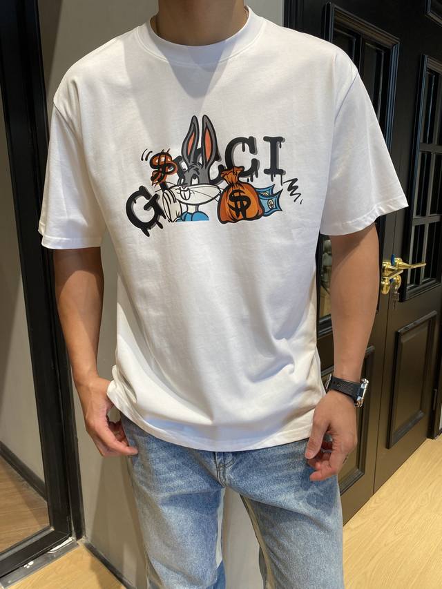 Gucci 夏季新款 Logo 兔子印花宽松休闲短袖 T 恤来啦！夏天的时尚必备哦！Logo 兔子印花，可爱又时髦。宽松休闲的版型，舒适又自在。短袖 T 恤，简