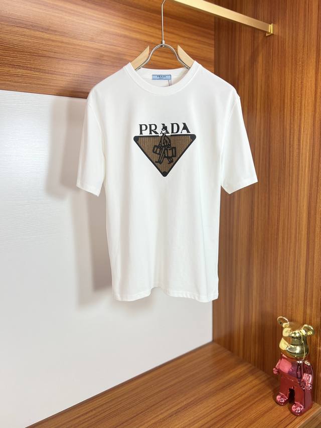 Prada 普拉达 2024年春夏新品上新 三标齐全 圆领短袖t恤 好货不用过多介绍 看细节 专柜码数：M-Xxl 175 建议m 码数偏大