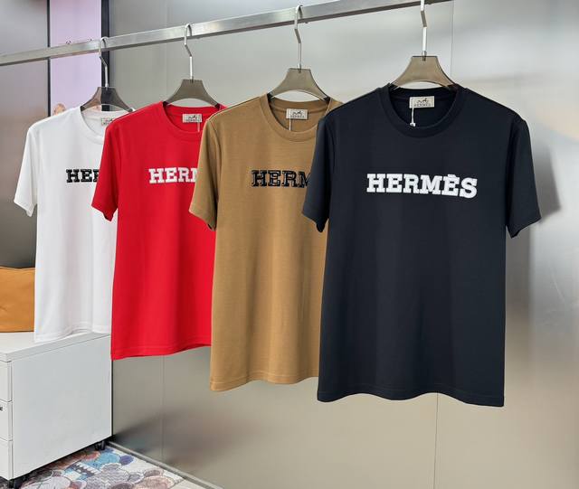 Herme*爱马*24S男士短袖t恤.胸口经典橘色3D品牌字母叠层工艺.使得这款打底更加鲜明耀眼！常规版型！干练的款式 定制客供300克莫代尔精梳面料，上乘面料