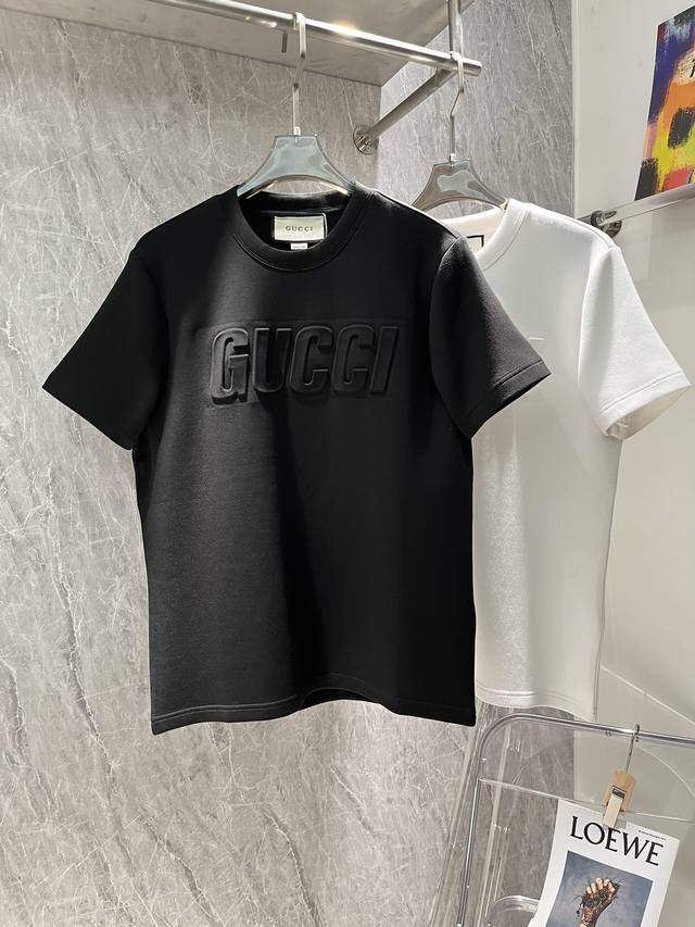 Gucci 原单品质！2024秋冬加厚新款t恤.最新字母凸凹造型工艺.无可挑剔！简单高级.日常服饰的标志性特征。。这款单品风格百搭，320棉莫代尔面料.亲肤舒适