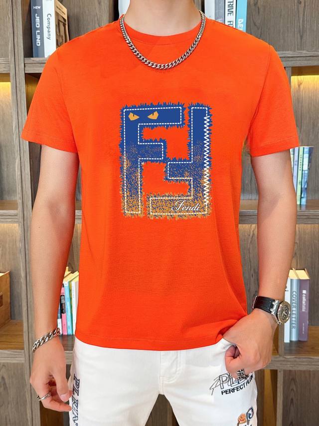 品牌 Fendi 芬迪 胖子福音 原单男士休闲短袖t恤，2023春夏新品，定制胸前顶级logo 工艺、搭配整件细节 品质及剪裁设计都堪称一流，定制进口丝光棉面料