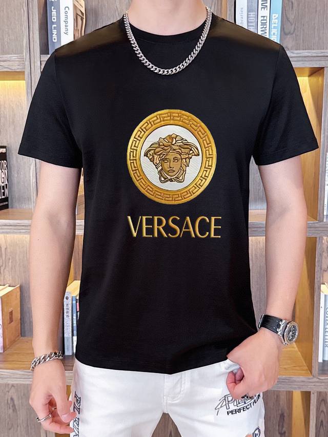 品牌 Versace 范思哲 胖子福音 原单男士休闲短袖t恤，2023春夏新品，定制胸前顶级logo 工艺、搭配整件细节 品质及剪裁设计都堪称一流，定制进口丝光