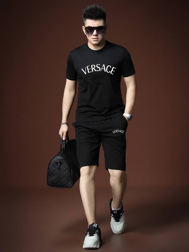 Versace 范思哲 胖子福音 2024官网同款.世界知名奢侈品牌.夏季男士 双丝光 高品质货套装 采用进口原单面料 ，当季时尚潮流款，百搭爆款。简洁大方，精