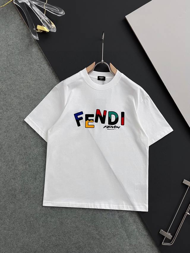 Fend* 2024最新款短袖t恤，独家260克重磅打造、休闲时尚的尚佳之选。定制高支80支双股纯棉密柔面料、亲肤性极佳。尺码：S- Xxl 微宽松版型