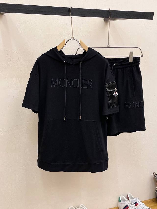 品牌 Moncler 蒙口 2024圆领短袖短裤套装 纯棉面料上身不会闷热，爽滑舒适的亲肤效果更加透气，面料自带肌理感 经典徽标工艺 独有的角度全新演绎 时尚百