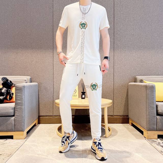 Versace 范思哲 胖子福音 2024官网同款.世界知名奢侈品牌.夏季男士短袖套装 高品质 原单货套装 采用进口原单面料 ，当季时尚潮流款，百搭爆款。简洁大