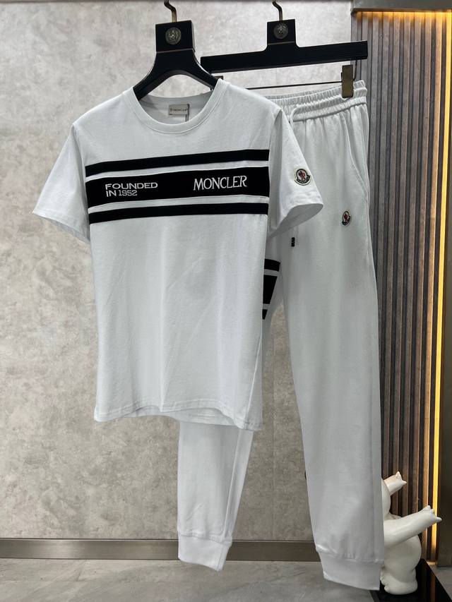 Moncler 蒙口 2024官网同款.世界知名奢侈品牌.夏季男士短袖套装 高品质 原单货套装 采用进口原单面料 ，当季时尚潮流款，百搭爆款。简洁大方，精密的车