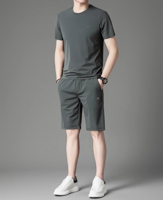 迪奥 男士夏季新款高品质休闲速干套装 尺码：M-4Xl，最大可穿210斤 介绍：2024夏季新款 巴黎专柜款时尚休闲运动套装，顶级定制任何人都可以轻松驾驶 进口