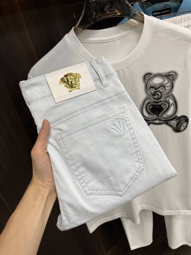 主推 Versace 独家专供新款秘范思哲潮男时尚休闲裤，高端欧版原单裤子，潮流时尚休闲裤子 透气舒适度高，细节无可挑剔，品牌元素设计理念，体现高品质。呈现休闲