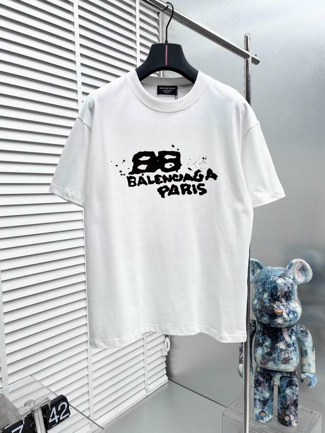 Balenciaga巴黎世家 2024Ss新款三花标识印花短袖t恤，定制精梳双纱棉面料.手感柔软.穿着舒适.吸汗透气！时尚潮味十足！专柜级别精致车线.做工精细.