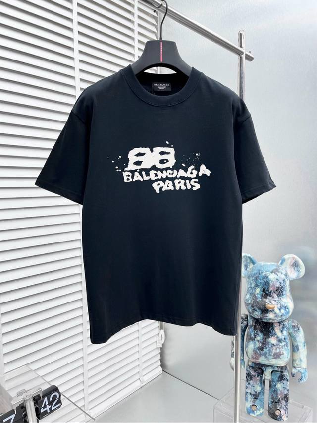 Balenciaga巴黎世家 2024Ss新款三花标识印花短袖t恤，定制精梳双纱棉面料.手感柔软.穿着舒适.吸汗透气！时尚潮味十足！专柜级别精致车线.做工精细.