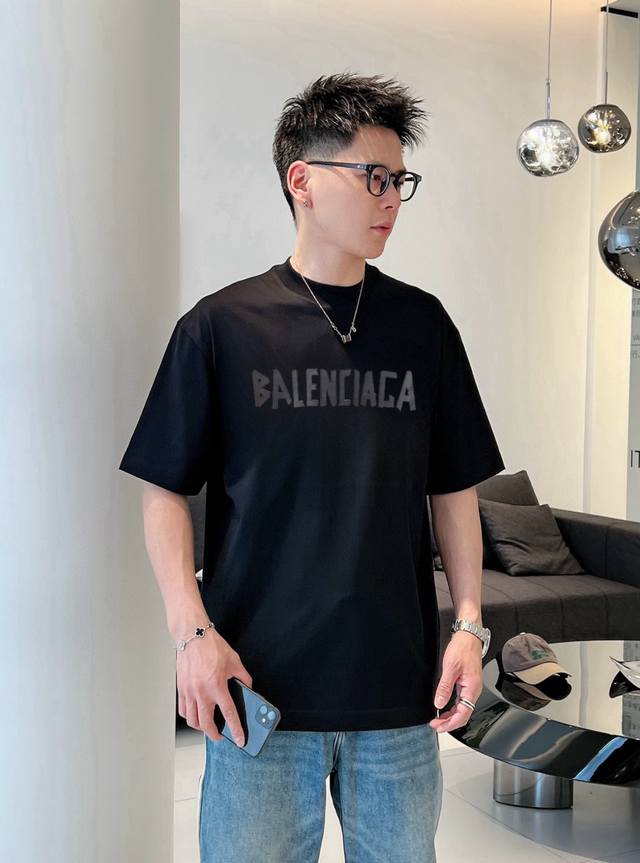 Balenciaga 巴黎 24Ss新品限定渲印m3M圆领短袖t恤，水洗颜色一致，克重290G，手感柔顺不变形不缩水，成衣领口，曲谱渲染印花一比一开模，人工对模