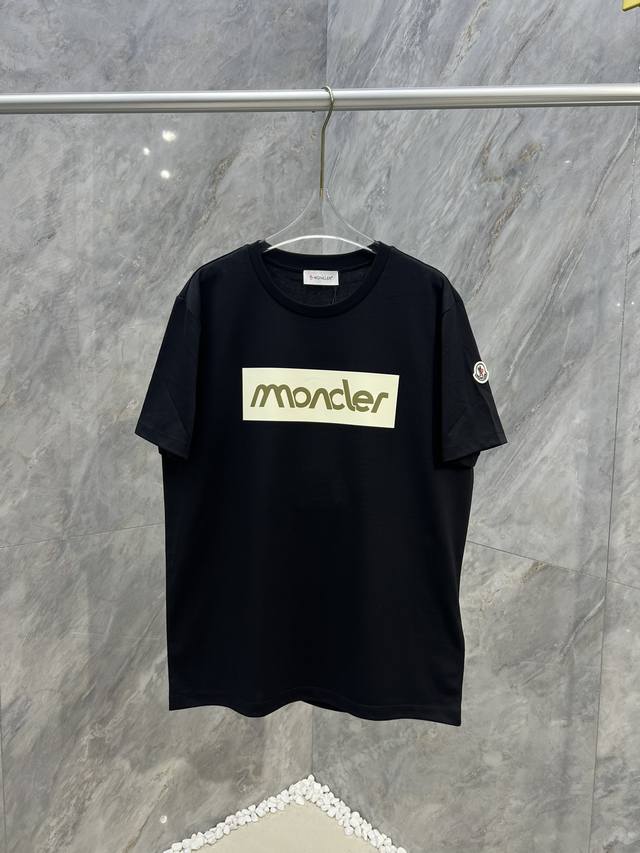 Moncler 24Ss新品印花标识棉质短袖t恤，Zg同款，正面胸前饰有标识图案压纹，袖口边饰有经典毡艺刺绣章仔徽标设计，演绎品牌辨识度，极简风格设计中透露出高