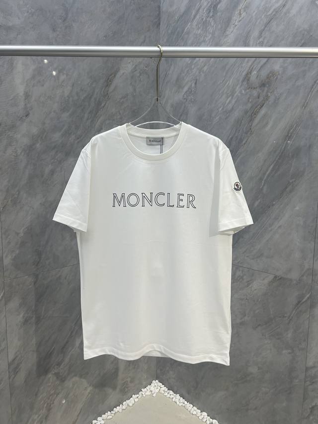 Moncl*Er男士品牌字母印花标识休闲圆领短袖t恤衫，正面胸前品牌字母印花logo+左袖饰有经典毡艺刺绣章仔徽标设计，以简约风格为灵感演绎品牌辨识度，优选特定