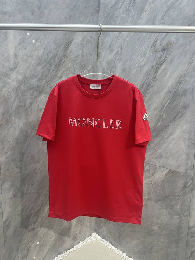 Moncl*Er男士品牌字母印花标识休闲圆领短袖t恤衫，正面胸前品牌字母印花logo+左袖饰有经典毡艺刺绣章仔徽标设计，以简约风格为灵感演绎品牌辨识度，优选特定