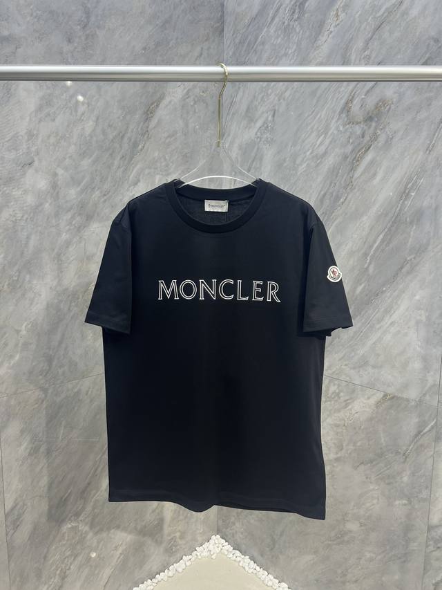 Moncl*Er男士品牌字母印花标识休闲圆领短袖t恤衫，正面胸前品牌字母印花logo+左袖饰有经典毡艺刺绣章仔徽标设计，以简约风格为灵感演绎品牌辨识度，优选特定