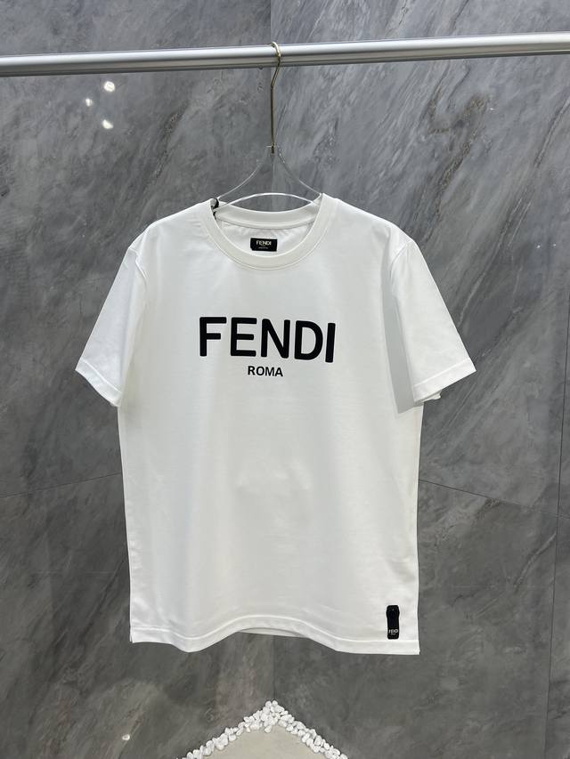 Fen*Di男装正面饰胶印字样fendi Roma时尚休闲短袖t恤，Zg同款，正面醒目品牌字母logo，精致简约创新元素fendi Roma立体字母，边角规整光