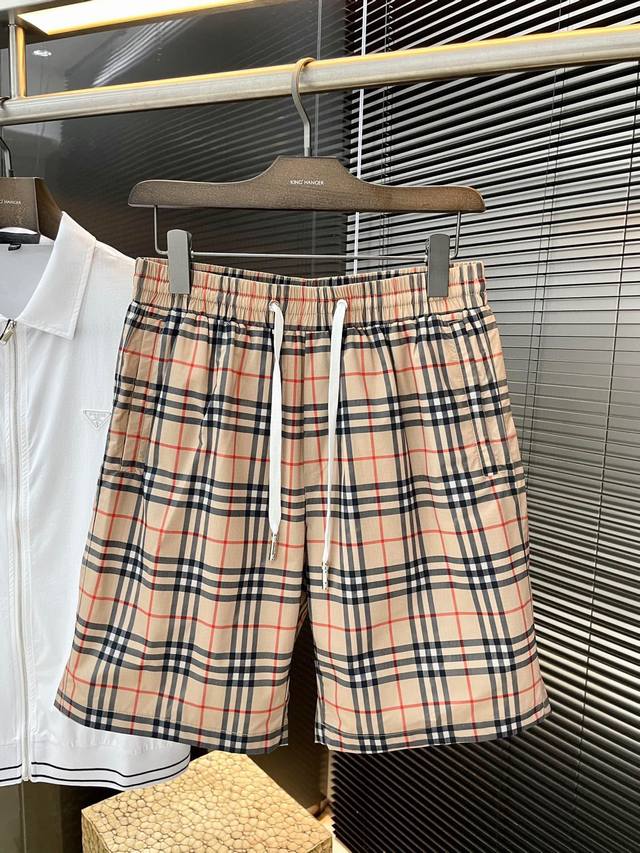 P： Burberry- 巴宝莉 2024春夏季新款，最新休闲短裤。原版裤型上身休闲百搭、随性慵懒范，高级定制进口聚脂纤维面料，订制工艺 舒适感爆棚。高端大气， - 点击图像关闭