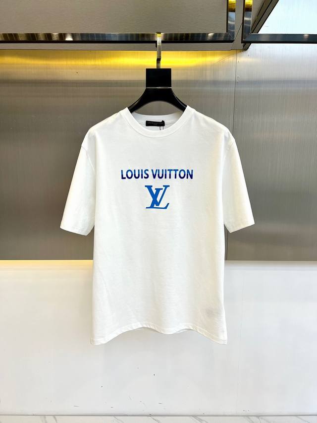 Lv、2024春夏新品发售新品短袖t恤。采用进口丝光欧棉面料，温儒柔软 细腻柔软 上身自然是舒适 凉爽，胸前logo图案印花撞色时尚立体。颜色十分清晰，非常的凸