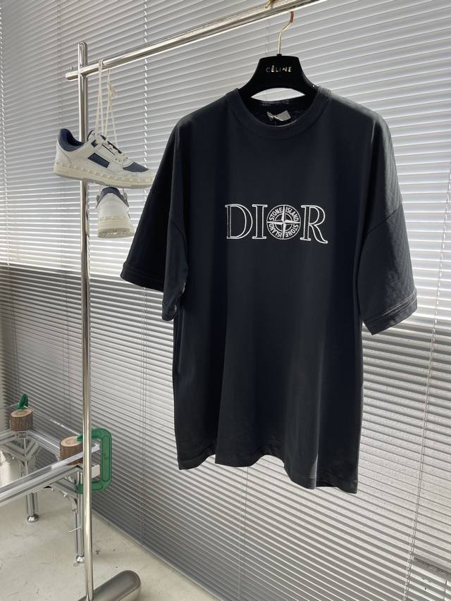 Dio 24Ss春夏新款t 恤来自 Dio And Stone Island 限定系列，突显联名系列标志，Stone Island 的经典星星与 Dio 品牌标