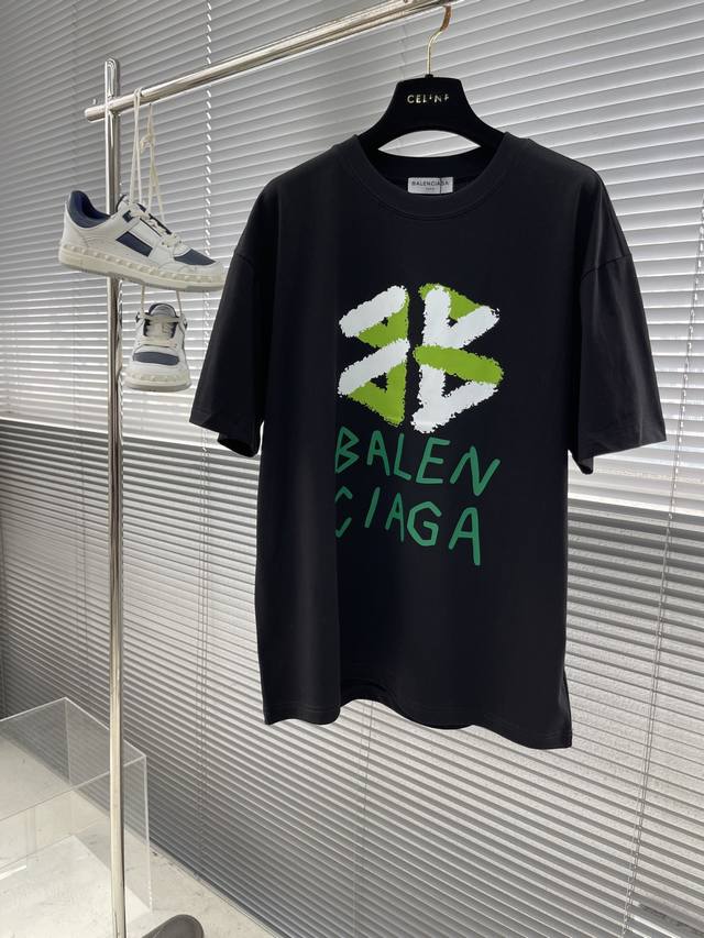 Balenciag 2024夏季新品，专柜同步有售，原单狠货，进口原版面料，上身舒适，顶级印花工艺字母图案装饰logo，原版五金辅料装饰，独特设计，档次极高，简