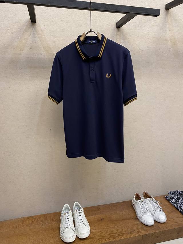 Fred Perry，2024春夏 作为年年经典基础款 不同的工艺呈现不一样的时尚感 今年我家采用立体刺绣工艺来呈现 让整体上身细节更有亮点 商务通勤经典翻领短