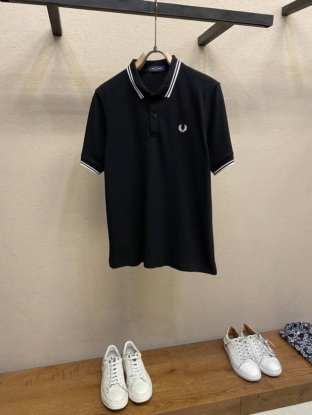 Fred Perry，2024春夏 作为年年经典基础款 不同的工艺呈现不一样的时尚感 今年我家采用立体刺绣工艺来呈现 让整体上身细节更有亮点 商务通勤经典翻领短