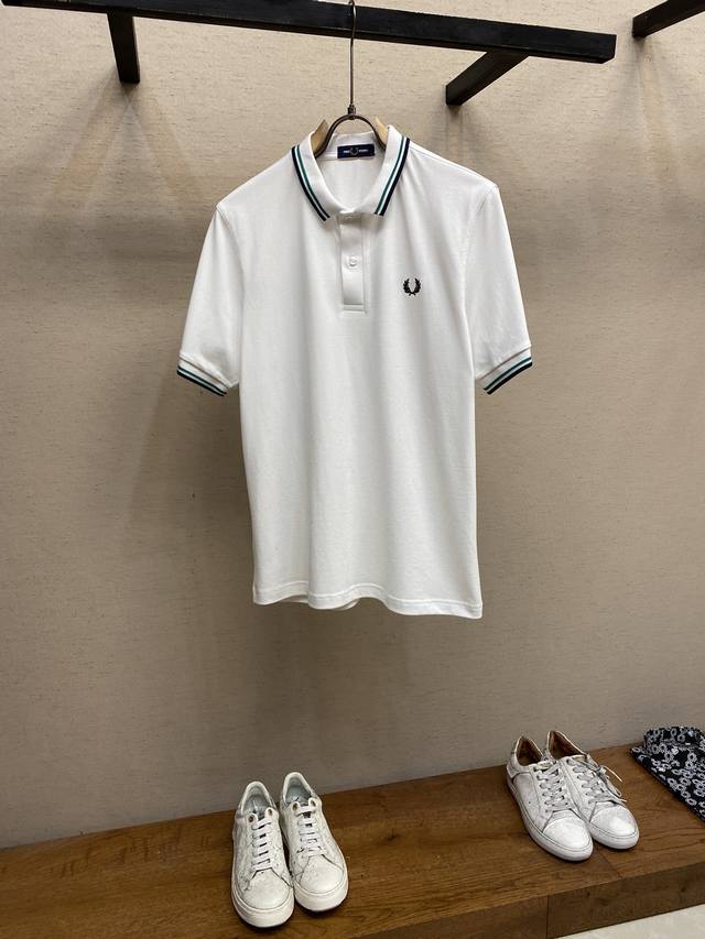 Fred Perry，2024春夏 作为年年经典基础款 不同的工艺呈现不一样的时尚感 今年我家采用立体刺绣工艺来呈现 让整体上身细节更有亮点 商务通勤经典翻领短