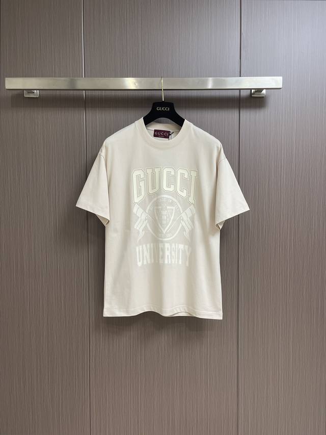 Gucci 2024Ss春夏新款校徽印花短袖t恤，有气质，做工品质看细节宽松版型，上身超级好看，超级百搭，不显胖，面料舒适。尺码：S-Xl