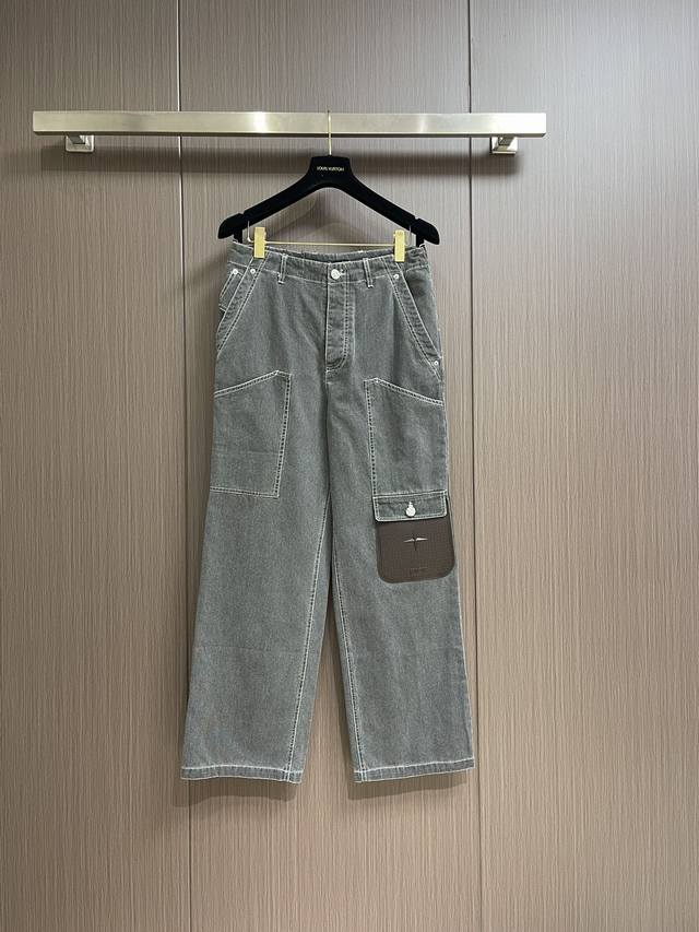 Dior And Stone Island 联名系列牛仔裤，兼具优雅风格与时尚休闲的气息。采用棉质面料制作，搭配皮革口袋和 Dior And Stone Isl