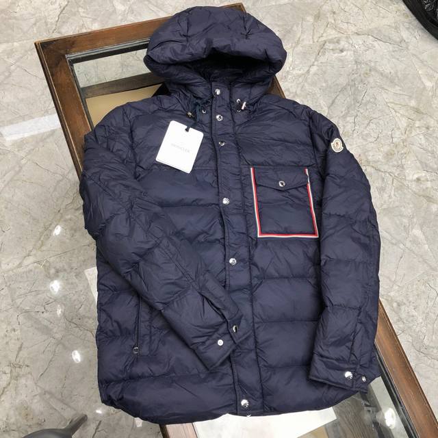 Moncler 蒙口 专柜同步羽绒服 原版防伪二维码 内里填充90白鹅绒 充绒量超级足 原版logo五金 袖口防风设计 工艺细节精细到位 上身效果超好看！黑色。