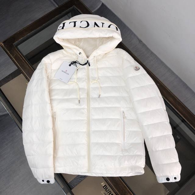 Moncler 蒙口 专柜同步款 男款连帽羽绒服 国标填充90白鸭绒 充绒量超级足 定制logo五金 袖口防风设计 ，帽子印花字母工艺细节精细到位 上身效果超好