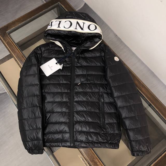 Moncler 蒙口 专柜同步款 男款连帽羽绒服 国标填充90白鸭绒 充绒量超级足 定制logo五金 袖口防风设计 ，帽子印花字母工艺细节精细到位 上身效果超好